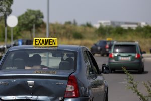 Legea care simplifică obținerea permisului de conducere pentru anumite categorii, eliminând necesitatea examenului teoretic, a intrat în vigoare