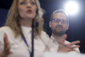 Fritz îi exprimă sprijinul pentru Lasconi în funcția de primar și menționează că opiniile sale despre politica națională nu le consideră extrem de inspirate