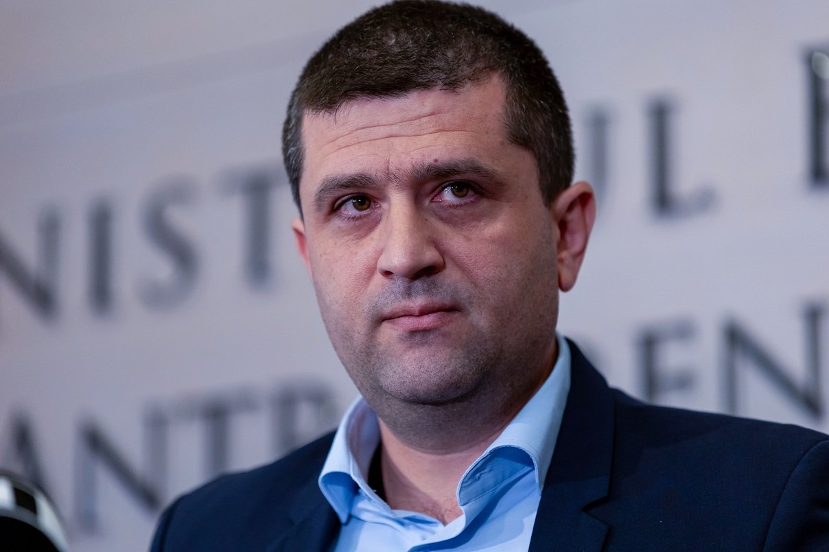 Ministrul Apărării explică numirea controversată a fostului șef al Poliției Gorj la conducerea UM Sadu În plin scandal legat de numirile în funcții cheie din industria de apărare, ministrul Apărării, Radu Miruță, a ieșit public pentru a oferi clarificări privind numirea lui Viorel Salvador Caragea în funcția de administrator special la Uzina Mecanică Sadu