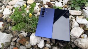 Samsung conduce piața telefoanelor pliabile, înregistrând cel mai mare volum global de livrări