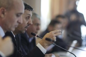 AUR îl laudă pe ministrul demisionar Daniel David, după ce o comisie a propus o nouă curriculă de limba română, criticată vehement de societatea civilă pentru promovarea ideologiilor extremiste