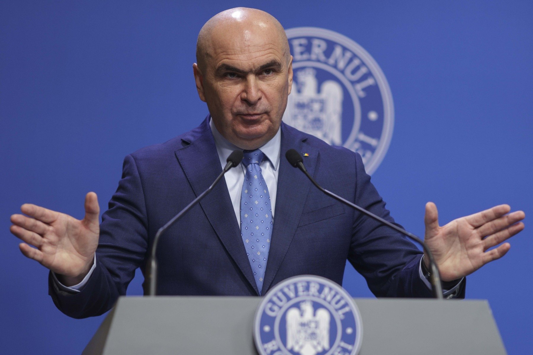 Guvernul ia decizii strategice pentru reformarea administrației și relansarea economică, toate într-un pachet unic Într-o mișcare clară de a impulsiona economia României și de a moderniza administrația publică, guvernul condus de prim-ministrul Ilie Bolojan anunță, vineri, că va înainta spre adoptare două proiecte de lege esențiale, considerate pivotale pentru viitorul țării