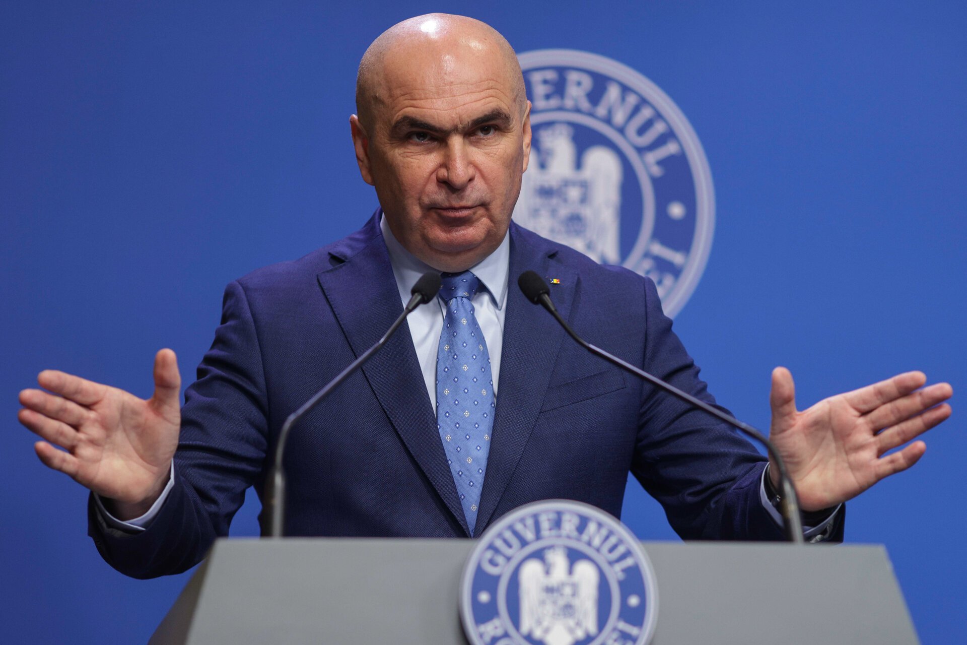 Iată o posibilă reformulare a titlului:

„Schimbări fiscale iminente: Executivul va stabili astăzi care taxe și impozite vor fi modificate pentru anul 2026 / Detalii despre propunerile în discuție”

Am folosit sinonime precum „schimbări fiscale” în loc de „ordonanța-trenuleț”, „Executivul” în loc de „Guvernul”, „stabilește” în loc de „decide” și „detalii despre propunerile în discuție” în loc de „măsurile propuse”. De asemenea, am evitat orice referiri la linkuri externe.