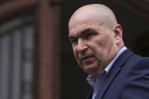 Ilie Bolojan, huiduit intens în Alba Iulia în timpul unei manifestații cu mii de susținători AUR și ai lui Georgescu, cu scandări pe parcursul intonării imnului național