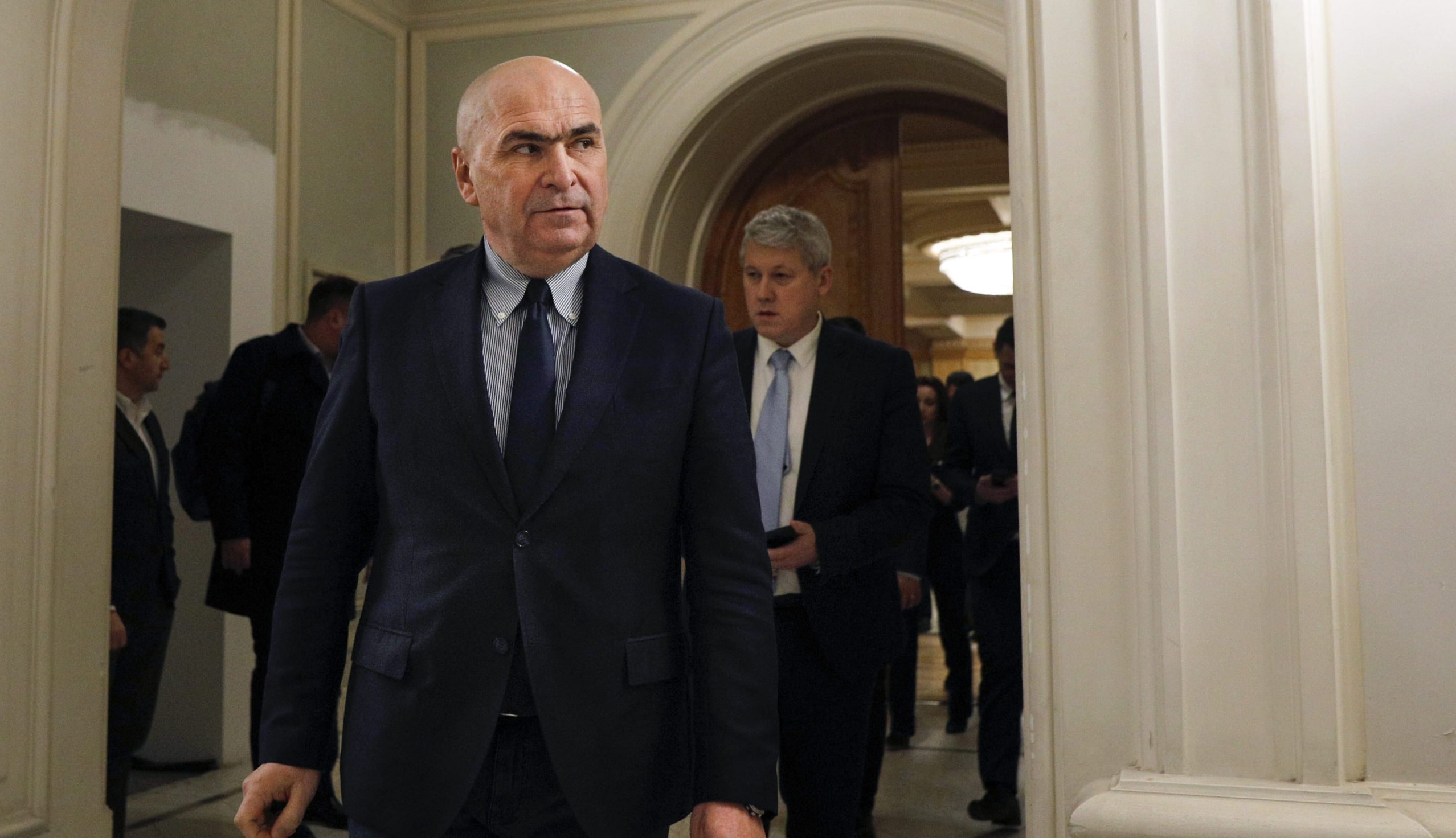 Premierul Ilie Bolojan neagă orice plan cu USR și reafirmă angajamentul față de protocolul cu PSD Premierul liberal Ilie Bolojan a clarificat recent declarațiile care au generat speculații cu privire la poziția sa față de alianțele politice și succesiunea la conducerea Guvernului