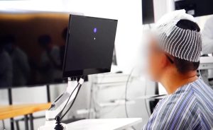 Bărbat paralizat controlează scaunul și gadgeturile prin minte, la cinci zile de la implantul cerebral în China