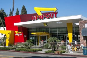 Iată o reformulare a titlului: “Lanțul de restaurante In-N-Out renunță la numărul ’67’ din sistemul de comandă după tendința virală ‘6-7′”.

Sau, utilizând sinonime:

“Restaurantul In-N-Out elimină codul ’67’ din meniu în urma tendinței ‘șase-șapte’ care a făcut valuri online”.

Sau, într-o variantă mai concisă:

“In-N-Out scoate ’67’ din meniu după fenomenul ‘6-7’ de pe platformele de socializare”.
