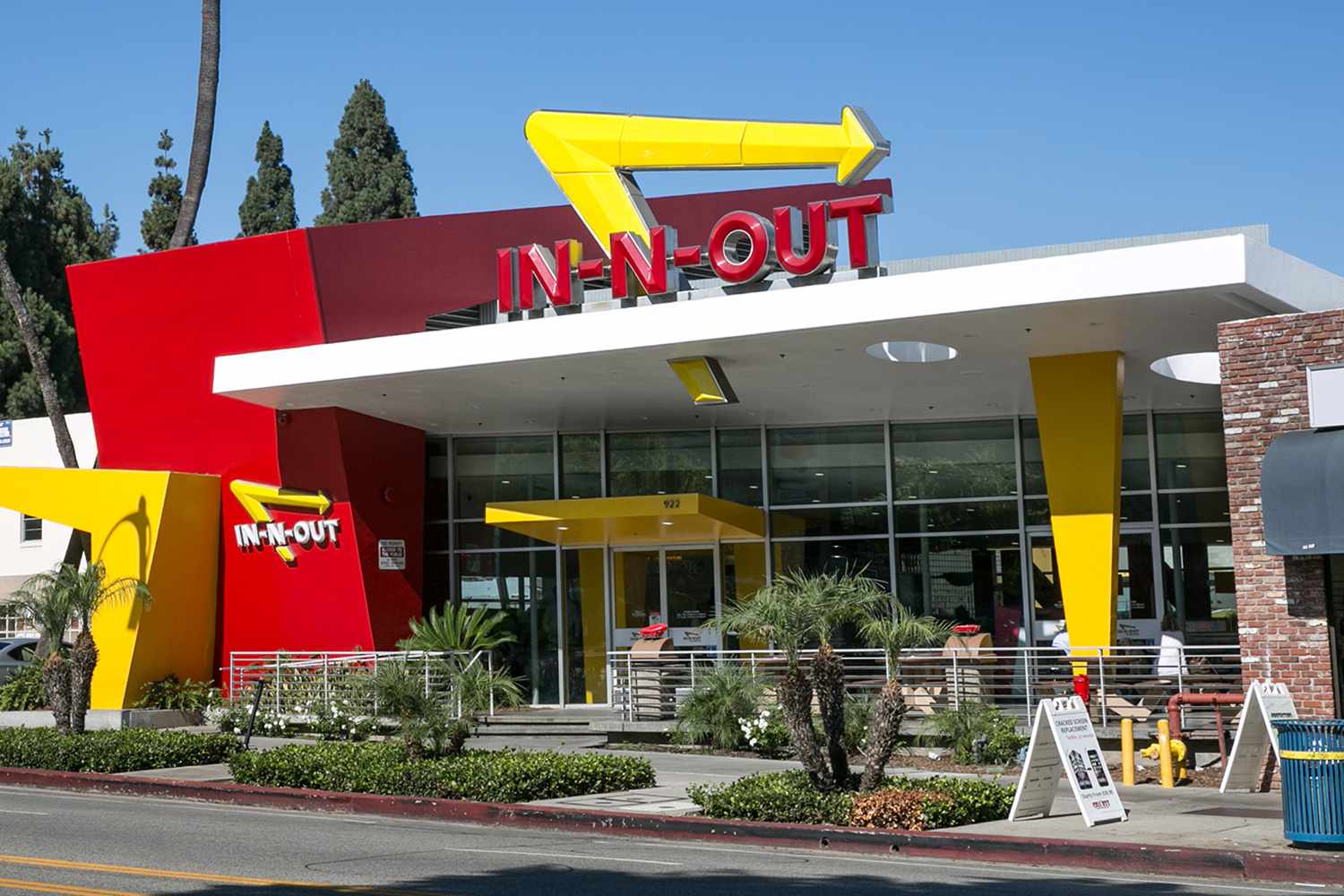 Iată o reformulare a titlului: „Lanțul de restaurante In-N-Out renunță la numărul ’67’ din sistemul de comandă după tendința virală ‘6-7′”.

Sau, utilizând sinonime:

„Restaurantul In-N-Out elimină codul ’67’ din meniu în urma tendinței ‘șase-șapte’ care a făcut valuri online”.

Sau, într-o variantă mai concisă:

„In-N-Out scoate ’67’ din meniu după fenomenul ‘6-7’ de pe platformele de socializare”.