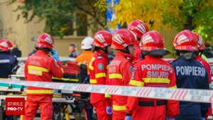 Incendiu puternic într-un bloc din Focșani, după o explozie. Intervin echipajele ISU