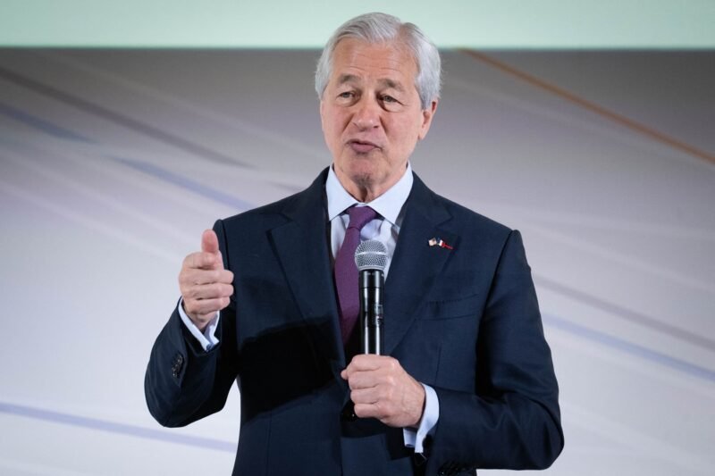 [ad_1] Șeful celui mai important grup bancar american, Jamie Dimon, a avertizat serios Europa, pe care o consideră sufocată de o administrație birocratică excesiv de greoaie
