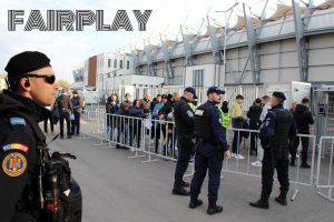 Iată o posibilă reformulare a titlului: “Forțele de ordine în alertă: Măsuri speciale de securitate la meciul dintre Chindia Târgoviște și Dinamo București”.

Sau, alternativ:

* “Jandarmi pregătiți pentru meci: Măsuri de menținere a ordinii publice la confruntarea dintre Chindia Târgoviște și Dinamo București”
* “Măsuri de securitate sporite la meciul de fotbal dintre Chindia Târgoviște și Dinamo București”
* “Forțe de ordine pe stadion: Măsuri speciale pentru meciul Chindia Târgoviște – Dinamo București”

Am înlocuit “baricade” cu “alertă” sau “pregătiți” pentru a păstra sensul titlului original, dar folosind cuvinte diferite. De asemenea, am evitat să includ linkuri sau referiri la siteuri externe, așa cum ai solicitat.