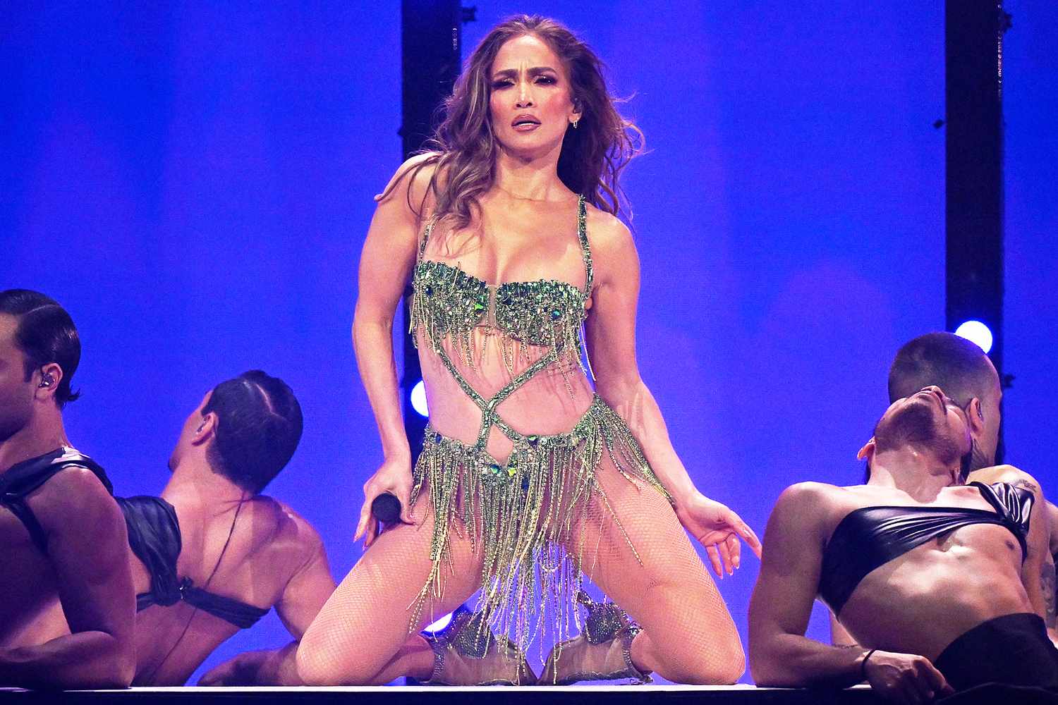 Jennifer Lopez își apără stilul provocator în fața criticilor la debutul rezidenței din Las Vegas Jennifer Lopez, cunoscută pentru stilul ei extravagant și energia debordantă, a făcut valuri în timpul debutului noii sale rezidențe din Las Vegas, „Jennifer Lopez: Up All Night Live”