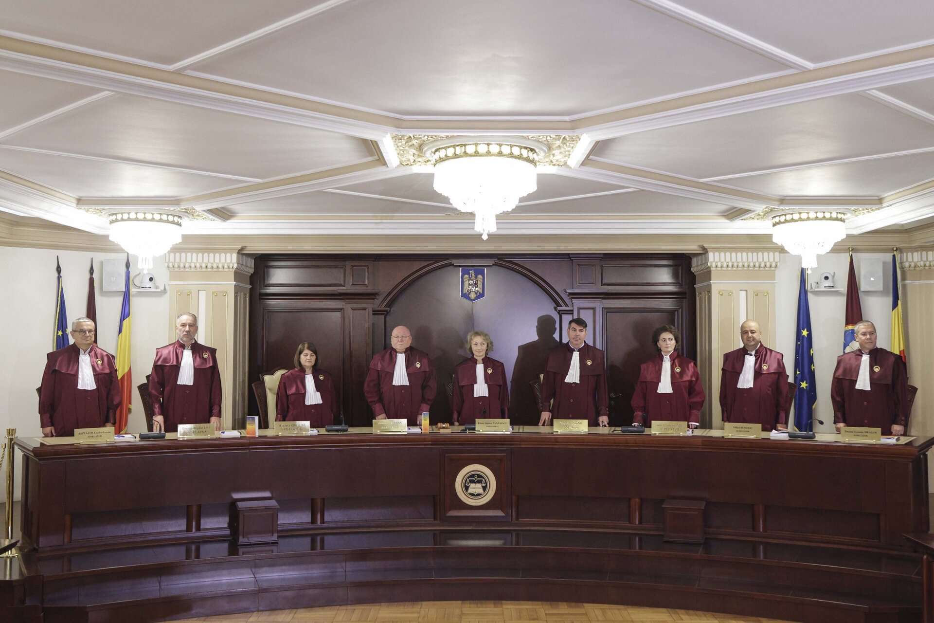 Miza deciziilor Curții Constituționale: Măsura pensiilor magistraților După retragerea judecătorilor propuși de PSD din procesul evaluării legii privind pensiile magistraților, luni, atenția se îndreaptă spre Curtea Constituțională a României