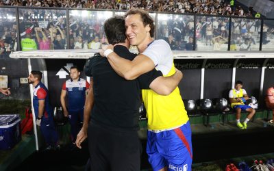 RIO DE JANEIRO, BRAZIL - MAY 17: Manager Fernando Diniz of Vasco Da Gama greets David Luiz of Fortaleza before a Brasileirao 2025 match between Vasco da Gama and Fortaleza at Sao Januario Stadium on May 17, 2025 in Rio de Janeiro, Brazil. (Photo by Lucas Figueiredo/Getty Images)