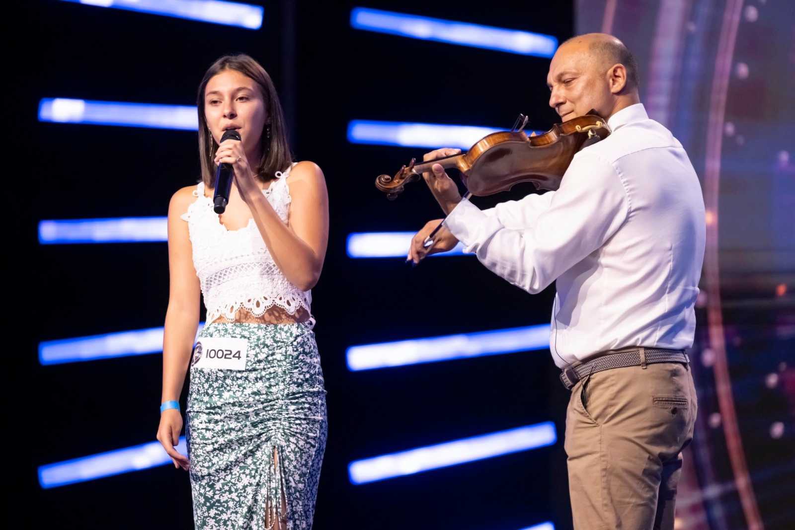 [ad_1] În cadrul concursului de talente „Csillag Születik” de pe scena RTL, un duet format dintr-o tânără de 14 ani, Kristóf Rebeka, și tatăl său, Kristóf Béla, a cucerit inimile juriului și ale publicului prin talentul și emoția lor