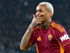 La Roma gana con ayuda de Soulé y homenaje a Dybala :: Olé