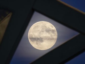 Lună Plină pe 4 decembrie 2025: trei zodii afectate de schimbări bruște