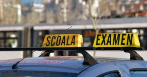 Iată o posibilă reformulare a titlului:

“Reguli noi pentru șoferi: pot schimba categoria de permis fără test scris, în anumite situații”

Sau, alternativ:

“Actualizări pentru conducători auto: trecerea la o categorie superioară de permis, posibilă fără examen teoretic, în cazuri specifice”

Sau, într-o formă și mai concisă:

“Schimbări în regulile de obținere a permisului: nu mai este necesar testul scris pentru trecerea la o categorie superioară, în anumite condiții”