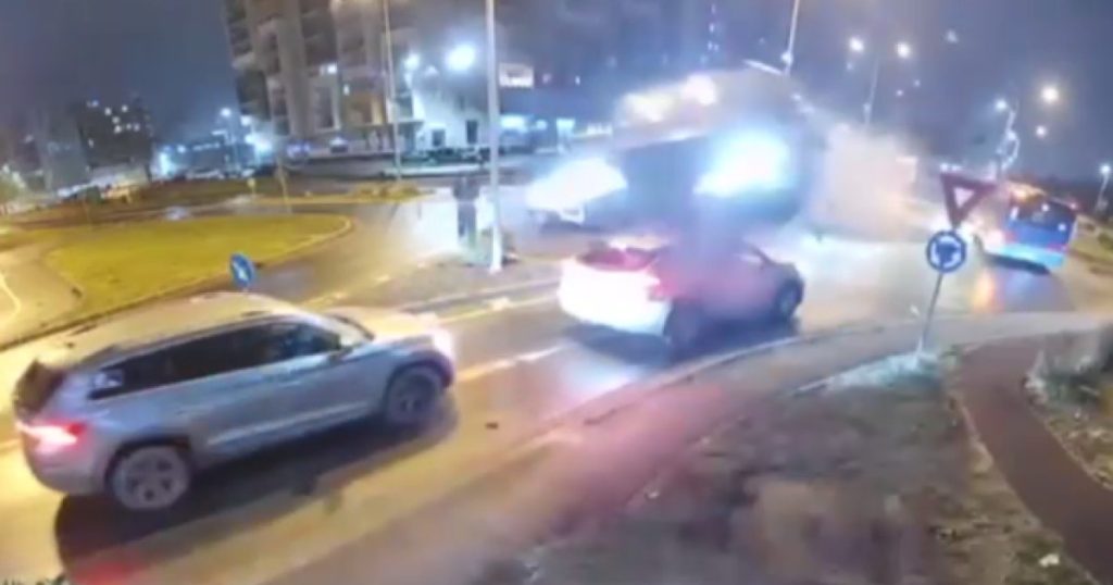 Accident ca-n filme: O mașină a zburat ca o rachetă după ce a lovit un sens giratoriu din Oradea