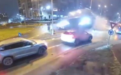 Accident ca-n filme: O mașină a zburat ca o rachetă după ce a lovit un sens giratoriu din Oradea