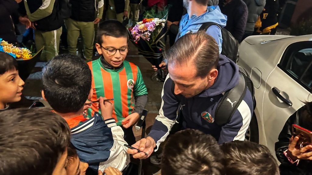 Alanyaspor'u Çorum'da minikler karşıladı - Alanya Haber