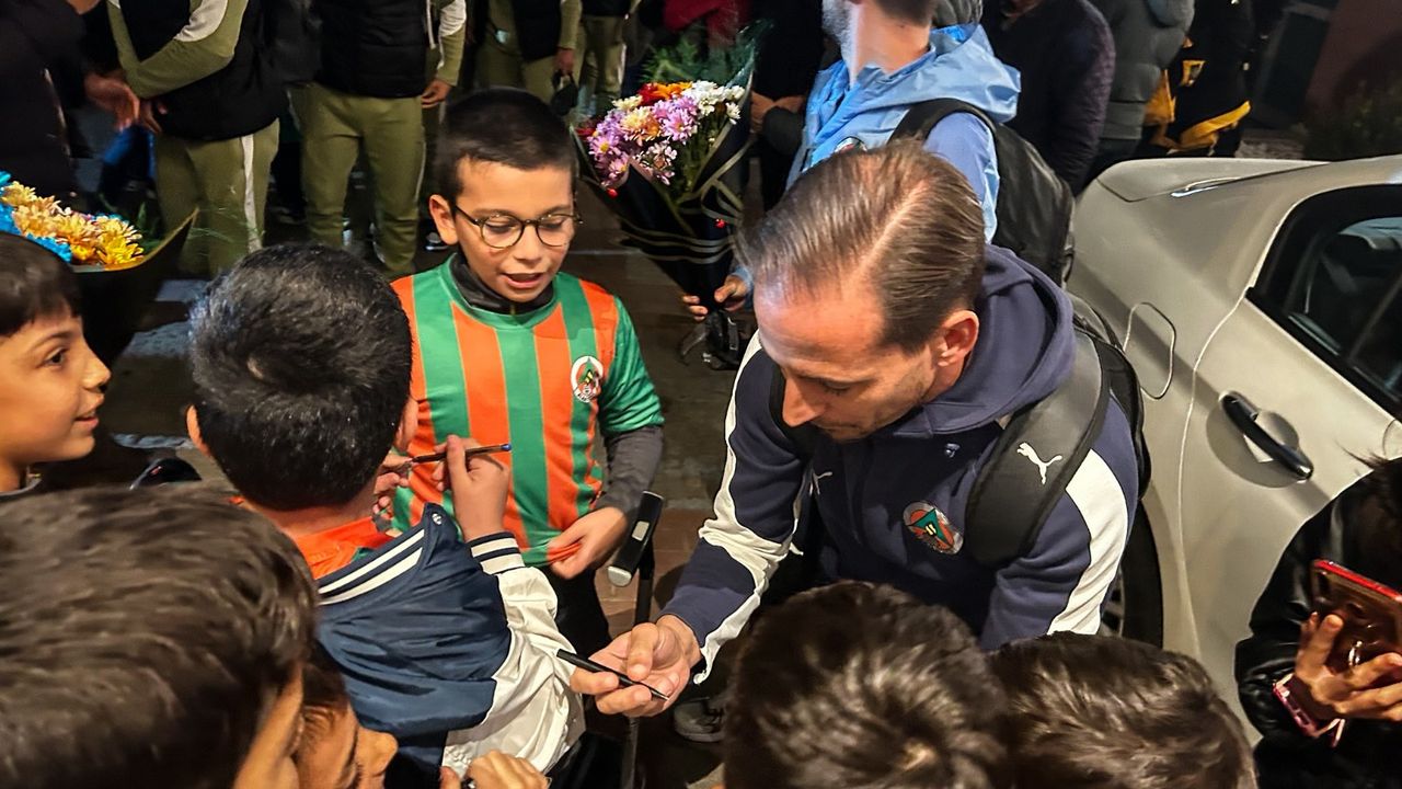 Alanyaspor'u Çorum'da minikler karşıladı - Alanya Haber