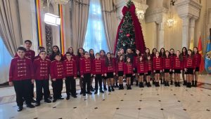 Mirabela Grădinaru alături de elevii corului Allegretto veniți să cânte colinde la Palatul Cotroceni