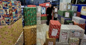 Galerie foto: Moș Crăciun temporar pentru copii defavorizați – inspectorul de daune care oferă cadouri din inimă, primite de la oameni cu suflet bun