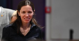 “Mirabela Grădinaru, partenera lui Nicușor Dan, se confruntă cu presiunea de a fi etichetată drept Prima Doamnă”.