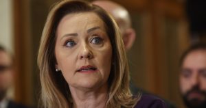 Elena Lasconi lansează o critică vehementă la adresa lui Nicușor Dan, afirmând că nu are încredere în el și îl descrie ca fiind o persoană neprielnică, dominată de spiritul răzbunării și obișnuită să mintă.