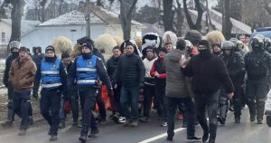 Ciomege la Ruginoasa: jandarmii dispersează protestatarii cu gaze