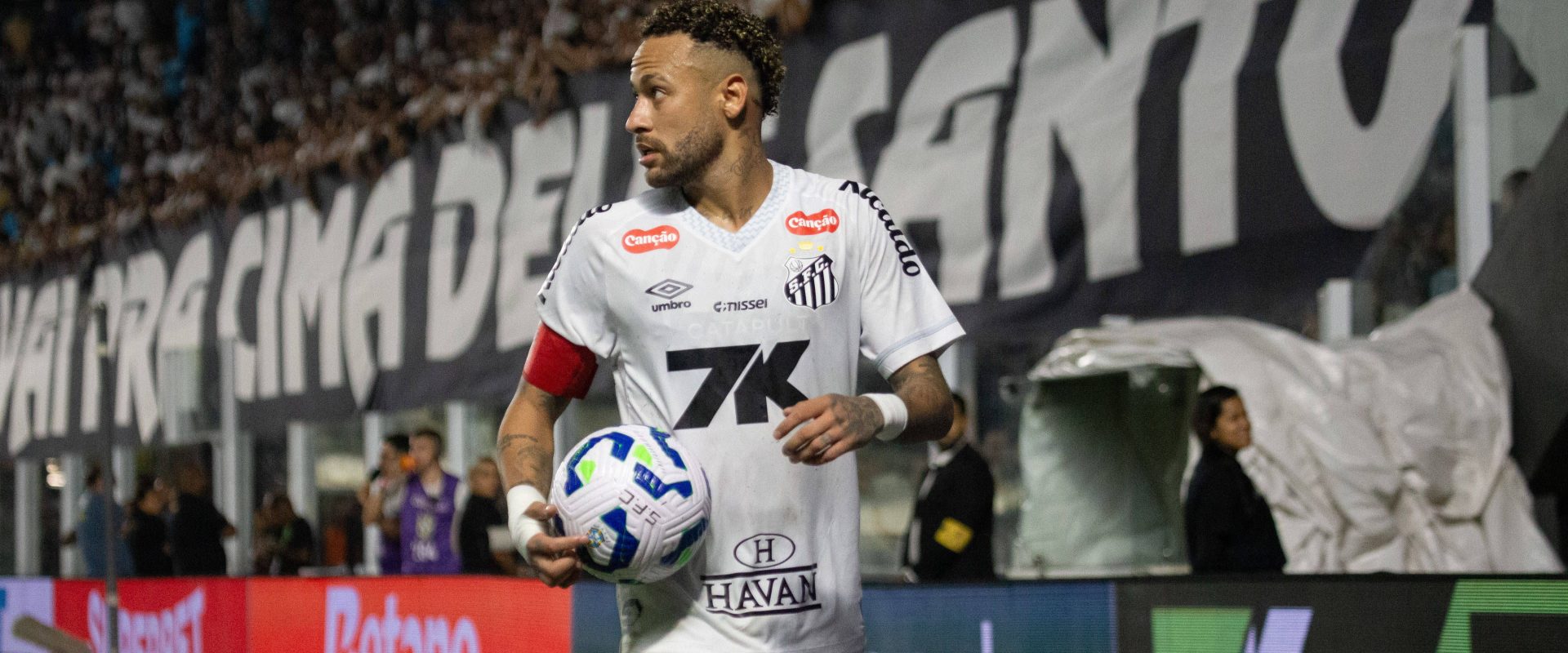 Neymar ajuda Santos a escapar ao inferno na última jornada do Brasileirão