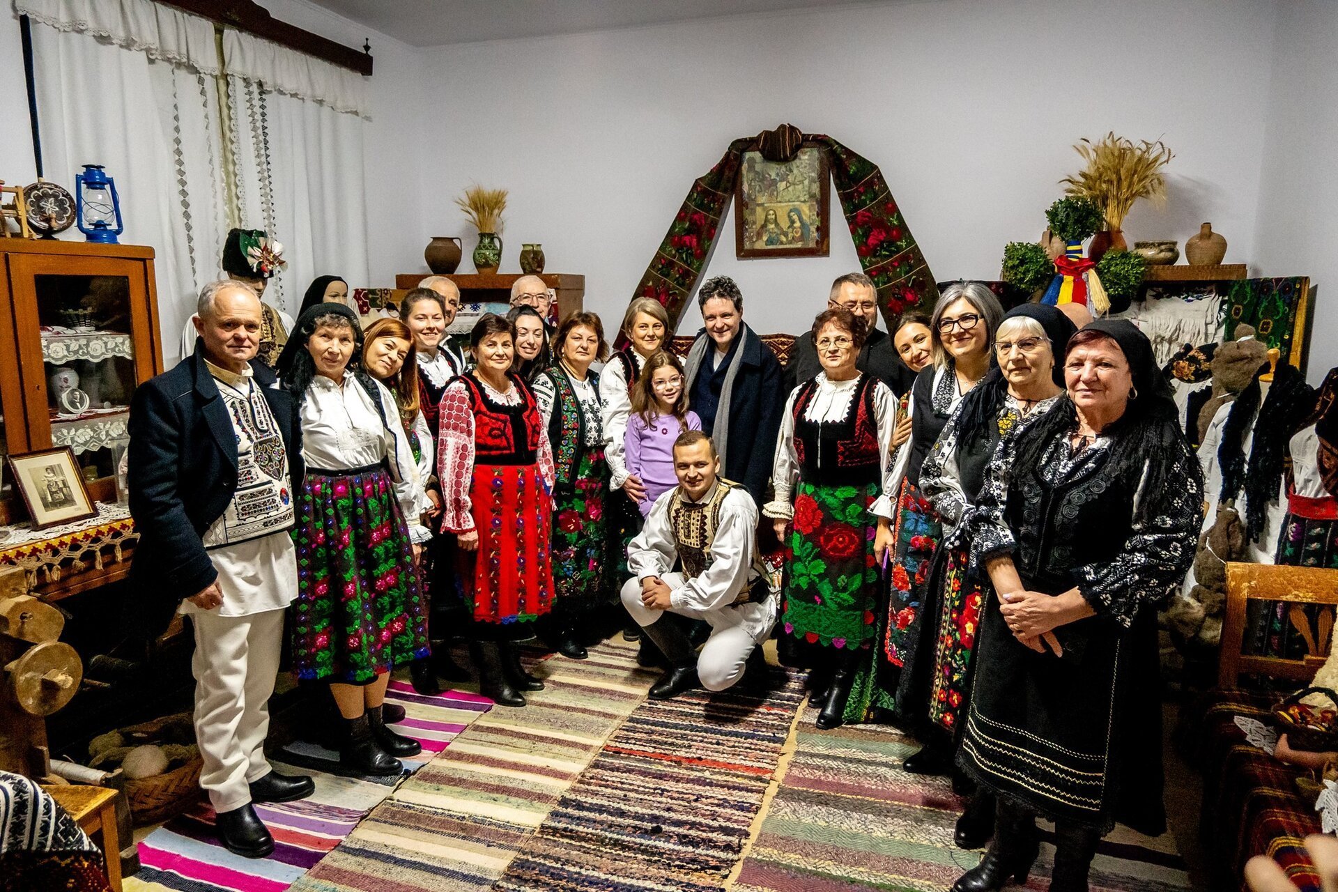 [ad_1] Locuitorii din satul Ileni, situat în județul Brașov, au avut ocazia să întâlnească pe președintele Nicușor Dan, care a petrecut sărbătorile de Crăciun în locul în care a crescut