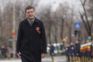 Nicușor Dan, președintele, interacționează cu cetățenii în centrul Bucureștiului după parada militară