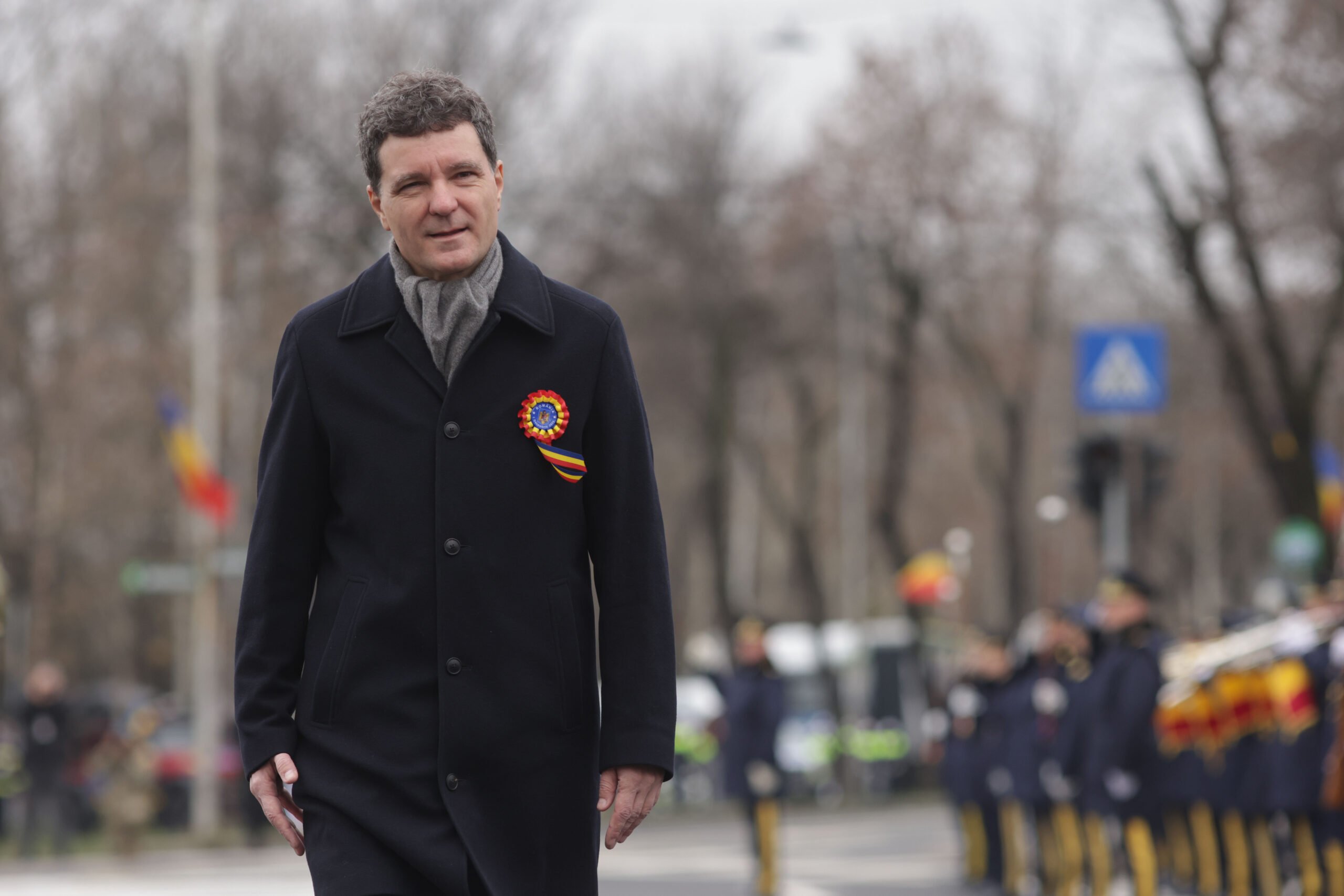 [ad_1] Președintele Nicușor Dan a interacționat direct cu mulțimea din București după parada militară de Ziua Națională, organizată la Arcul de Triumf, conform reporteriului G4Media