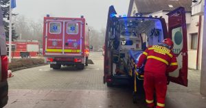 Accident tragic la o unitate de cazare din Sibiu: colapsul tavanului de la piscina interioară a dus la răni pentru opt persoane, care au fost evacuate de echipajele de urgență. Situația a determinat declanșarea Protocolului de Urgență.
