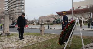 Primarul capitalei, Nicuşor Dan, a oferit un omagiu celor care au luptat pentru libertate în anul 1989, prin depunerea unei coroane de flori la monumentul dedicat eroilor Revoluţiei, situat în Piaţa Universităţii.