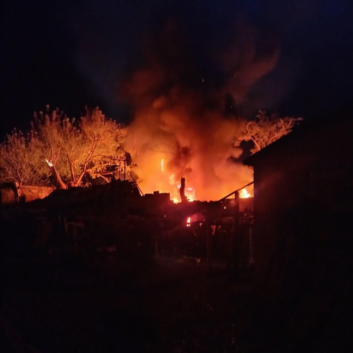 Armata ucraineană a lansat un atac asupra unui depozit de petrol situat în localitatea Rovenky, din regiunea Luhansk, o zonă controlată parțial de forțele rusești