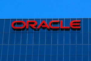 Oracle a plasat o miză de 300 de miliarde de dolari pe OpenAI și plătește prețul.