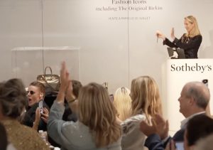 Geantă Birkin aparținând lui Jane Birkin, adjudecată cu 2,5 milioane de euro într-o licitație din Abu Dhabi