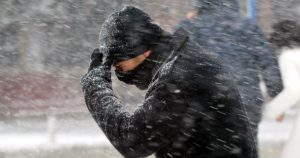 Iată o reformulare a titlului: “Furtuni severe acoperă jumătate din România: alertă meteo de viscol. Regiunile afectate de ninsori abundente, frig extrem și vânturi puternice – Hartă interactivă a zonelor afectate.”