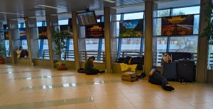 Aeroportul Otopeni reintroduce cișmele gratuite, deși înconjurate de deversări toxice depășite cu 600%