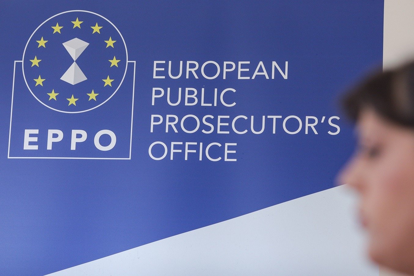 [ad_1] Dragoș Pâslaru, ministrul Investițiilor, a decis să sesizeze Autoritatea Europeană de Luptă Antifraudă în legătură cu procesul de achiziție a microbuzelor electrice destinate elevilor