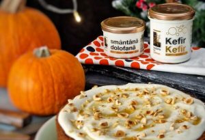Delicioasă prăjitură cu dovleac, kefir și glazură din smântână dulce – o rețetă simplă cu ingrediente fine și atent selectate