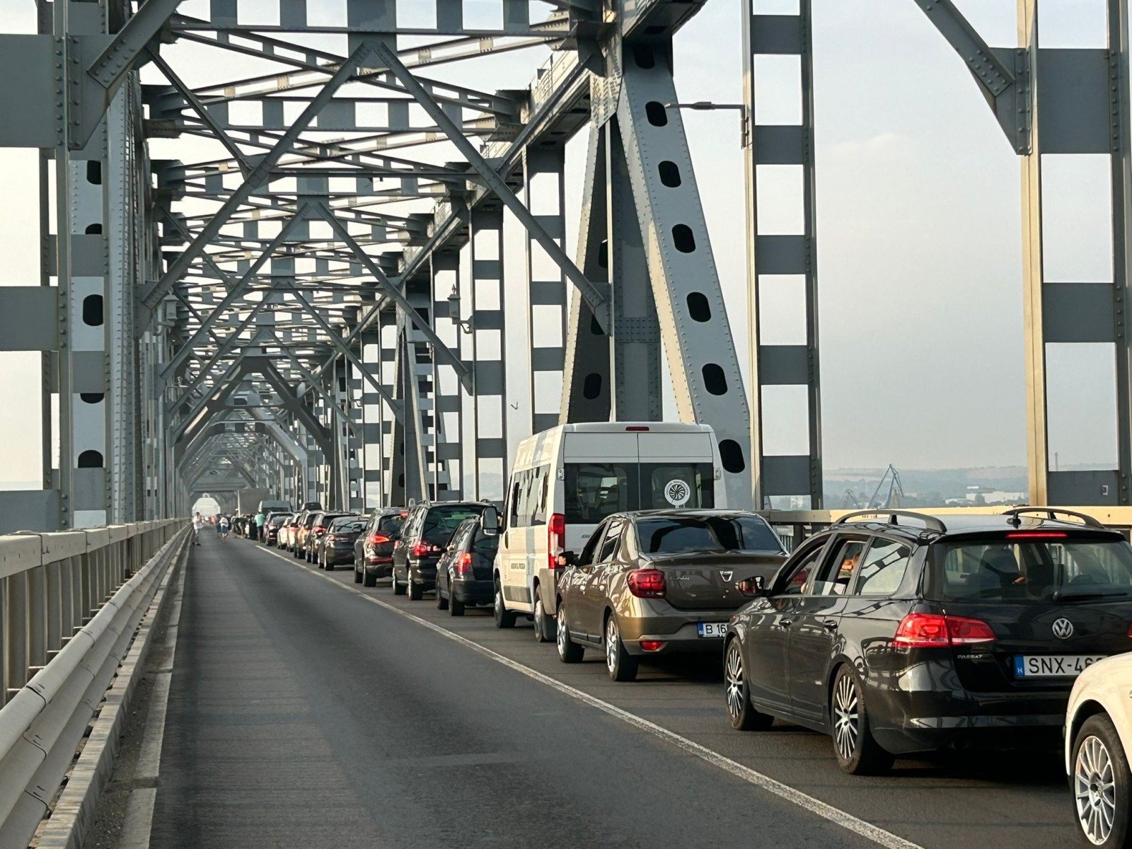 Bulgaria, destinație avantajoasă pentru șoferii români în contextul scumpirii carburanților Tensiunile din Orientul Mijlociu au declanșat o nouă creștere a prețurilor la pompă la nivel mondial, iar Bulgaria a devenit o destinație atractivă pentru șoferii din țările vecine, în special pentru cei din România