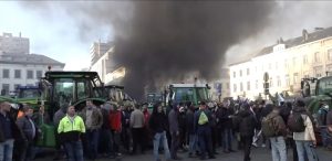 Demonstratie violentă a fermierilor în centrul Bruxelles-ului, în apropierea Consiliului European: blocaje de străzi cu tractoare, incendii și ciocniri dure cu poliția