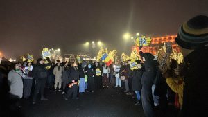 Imagini din protestul pentru justiție din fața guvernului: „Bolojan, te așteaptă România” și „Bolojane, scoate gunoiul / Demite-l pe Predoiu!”