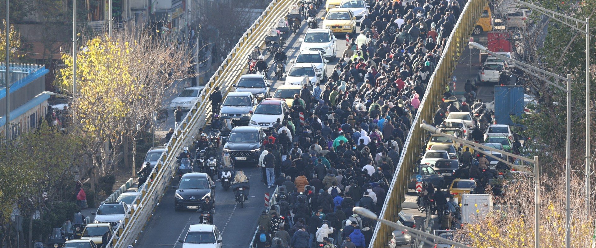 Iran protesters try to break into gov’t building as demonstrations continue | Protests News