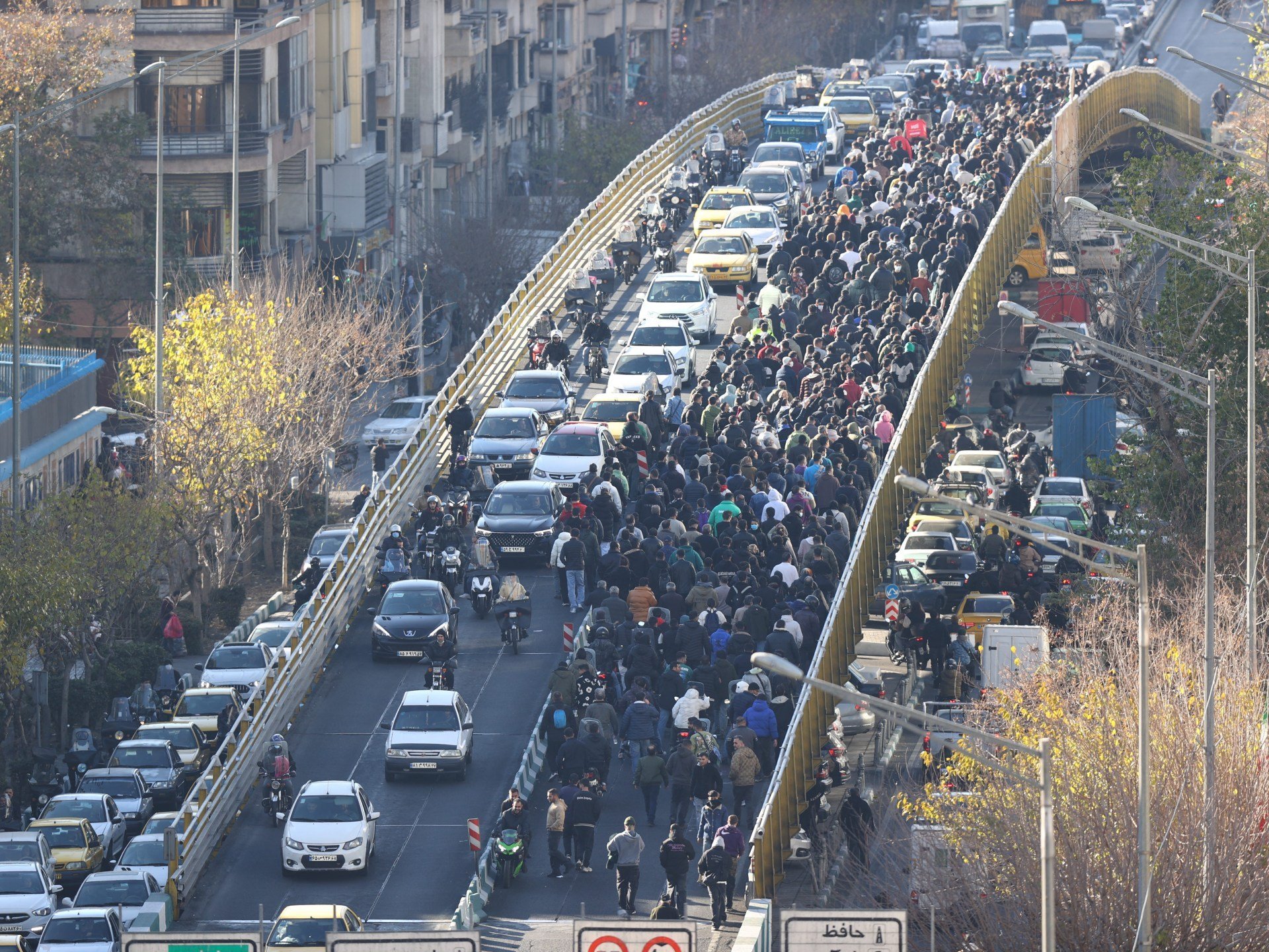 Protestele din Iran, declansate de prăbușirea dramatică a valorii monedei naționale, s-au intensificat, marcând a patra zi de nemulțumiri și confruntări directe cu autoritățile