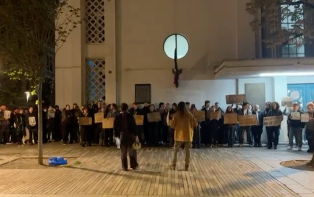 [ad_1] Zeci de studenți au participat la un protest spontan în Cluj-Napoca pentru a protesta împotriva măsurilor de austeritate din sistemul de învățământ și pentru a solicita demisia ministrului Educației, Daniel David